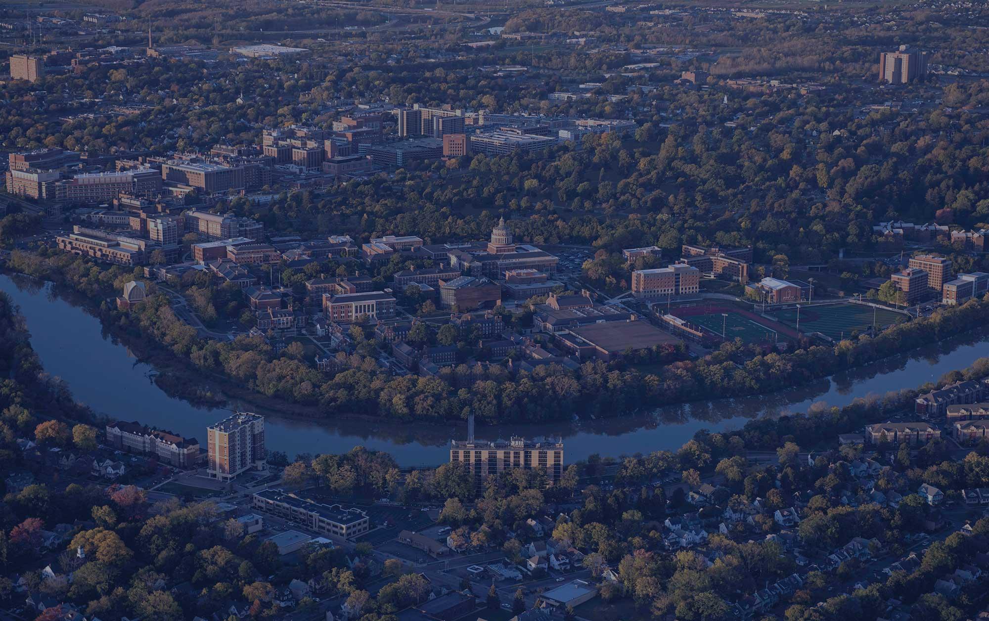 航空图像的大学校园和genesee河与蓝色覆盖